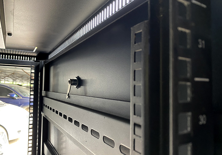 Bên trong tủ rack 32U hãng UNIRACK